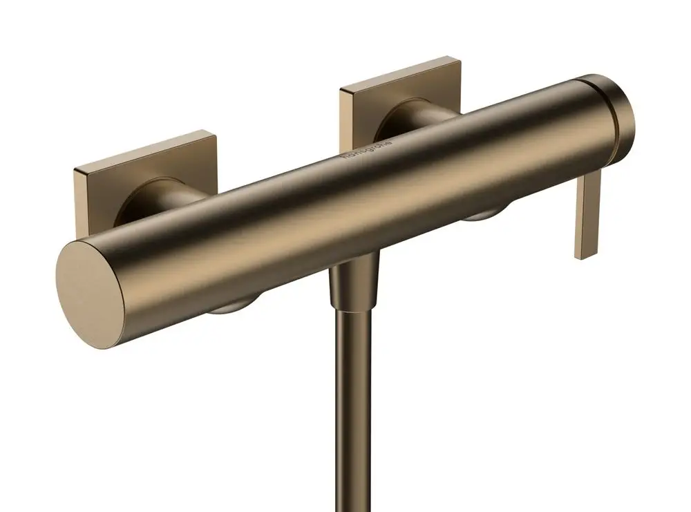 Brausemischer mit einem runden, geraden Auslauf und einem schlanken Hebel. Ausführung in gebürstetem Bronze. Produkt von Hansgrohe, montiert auf einer Wand.